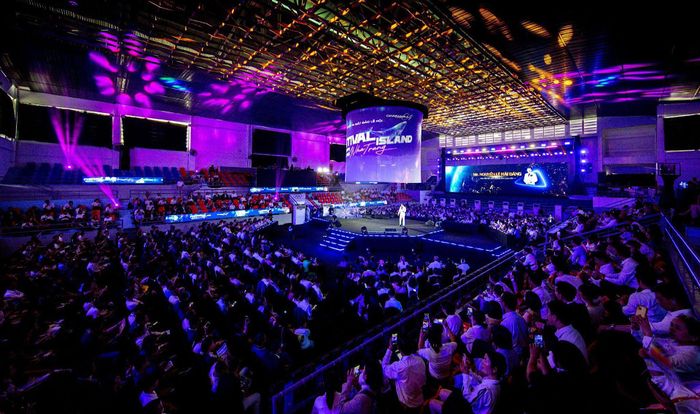 Gần 1.000 khách hàng tham dự sự kiện ra mắt đảo lễ hội Festival Island tại Nhà thi đấu Khánh Hòa.