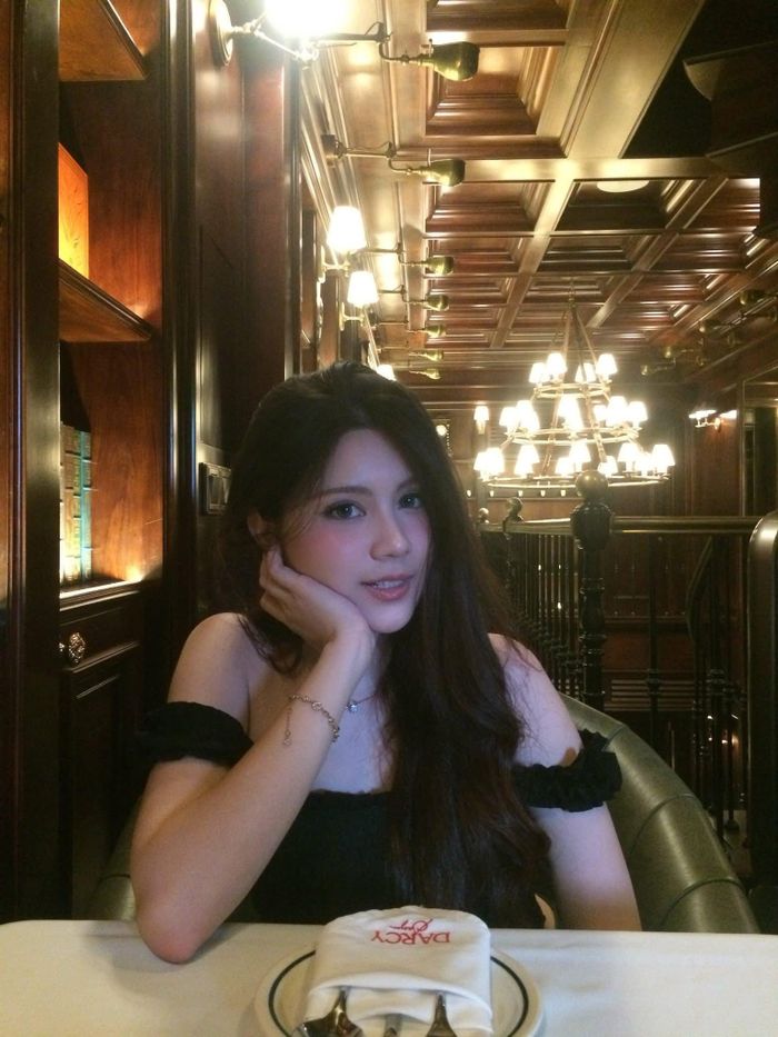 Hạt Dẻ thường xuyên chia sẻ hình ảnh sang chảnh trên trang cá nhân.