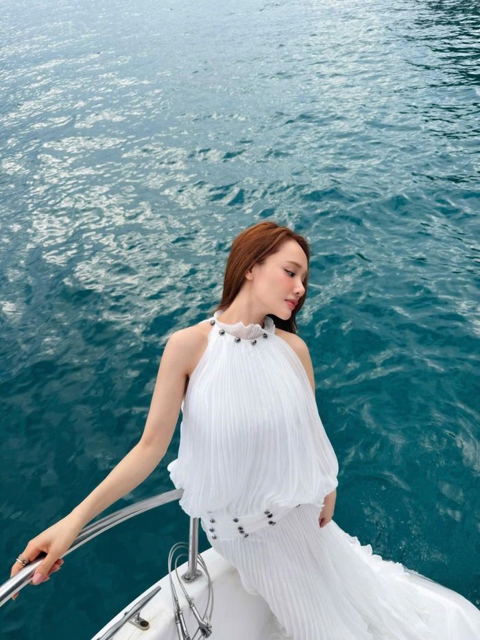 Cô xuất hiện liên tục trong các chuyến đi và sự kiện. 