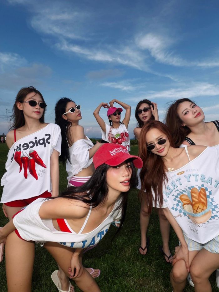 Cô xuất hiện liên tục trong các chuyến đi cùng hội bạn. 