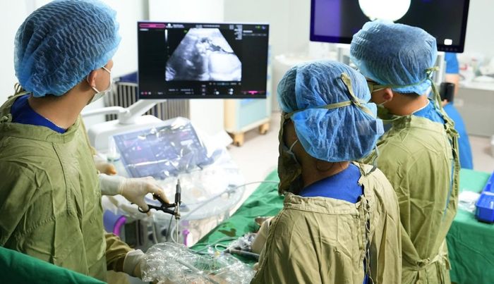 Ê - kip thực hiện thủ thuật can thiệp để bảo toàn cơ hội sống cho thai nhi còn lại.