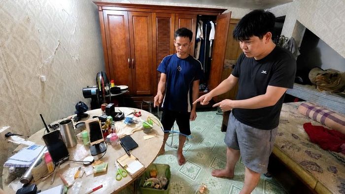  Đối tượng Lý Viết Cường, Dương Văn Tự cùng tang vật thu giữ. Ảnh: CALS