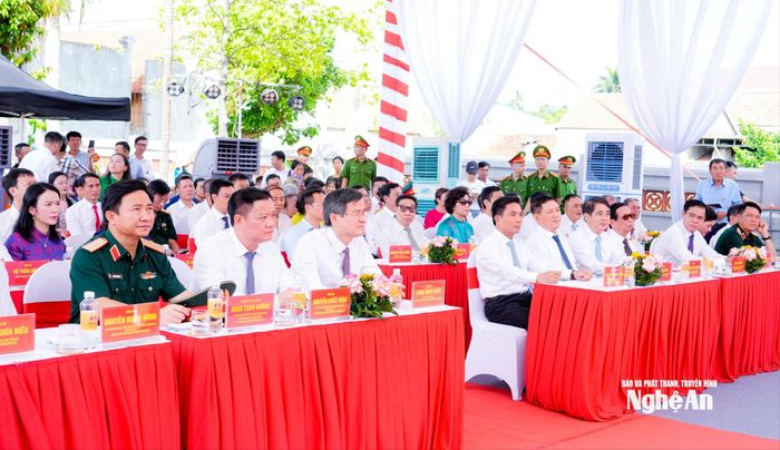 Lãnh đạo, nguyên lãnh đạo Đảng, Nhà nước, Quân khu 4, tỉnh Nghệ An dự lễ khánh thành Dự án Tu bổ, tôn tạo Di tích nhà thờ và mộ đồng chí Hồ Tùng Mậu. Ảnh: Phạm Bằng