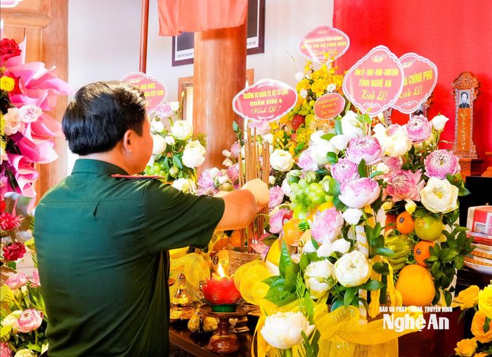 Đồng chí Thiếu tướng Đoàn Xuân Bường - Ủy viên Trung ương Đảng, Ủy viên Quân ủy Trung ương, Chính ủy Quân khu 4 dâng hương tại nhà thờ đồng chí Hồ Tùng Mậu. Ảnh: Phạm Bằng