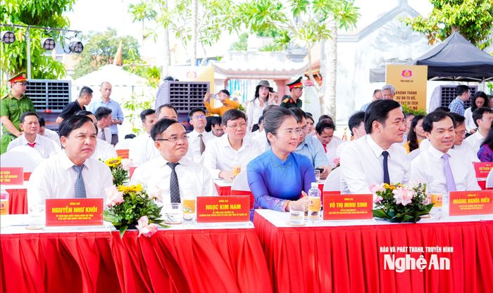 Lãnh đạo tỉnh Nghệ An dự lễ khánh thành Dự án Tu bổ, tôn tạo Di tích nhà thờ và mộ đồng chí Hồ Tùng Mậu. Ảnh: Phạm Bằng