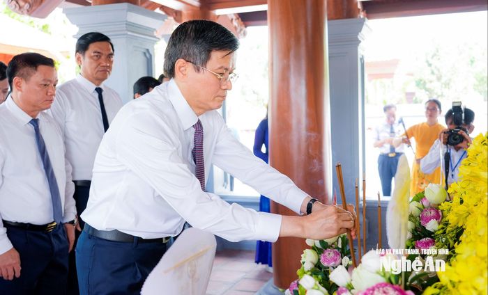 Đồng chí Đoàn Minh Huấn - Ủy viên Bộ Chính trị, Giám đốc Học viện Chính trị Quốc gia Hồ Chí Minh dâng hương tưởng niệm đồng chí Hồ Tùng Mậu. Ảnh: Phạm Bằng