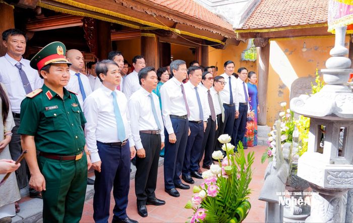 Đoàn đại biểu tổ chức dâng hoa, dâng hương tại nhà thờ cụ Ấn. Ảnh: Phạm Bằng