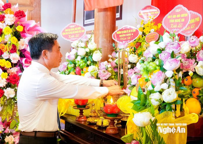 Đồng chí Thượng tướng Nguyễn Doãn Anh - Ủy viên Trung ương Đảng, Phó Chủ tịch Quốc hội dâng hương tại nhà thờ đồng chí Hồ Tùng Mậu. Ảnh: Phạm Bằng