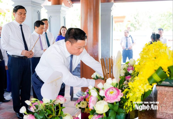 Đồng chí Nguyễn Khắc Thận - Ủy viên Trung ương Đảng, Bí thư Tỉnh ủy, Trưởng Đoàn ĐBQH tỉnh dâng hương tưởng niệm đồng chí Hồ Tùng Mậu. Ảnh: Phạm Bằng