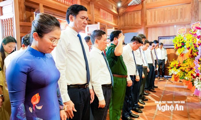 Đoàn đại biểu kính cẩn nghiêng mình bày tỏ lòng thành kính, biết ơn sâu sắc những công lao, cống hiến của đồng chí Hồ Tùng Mậu. Ảnh: Phạm Bằng