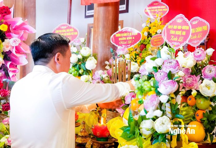 Đồng chí Nguyễn Khắc Thận - Ủy viên Trung ương Đảng, Bí thư Tỉnh ủy, Trưởng Đoàn ĐBQH tỉnh dâng hương tại nhà thờ đồng chí Hồ Tùng Mậu. Ảnh: Phạm Bằng