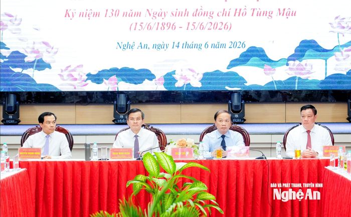 Các đồng chí lãnh đạo Đảng, Nhà nước, bộ, ngành Trung ương và tỉnh Nghệ An chủ trì hội thảo. Ảnh: Phạm Bằng