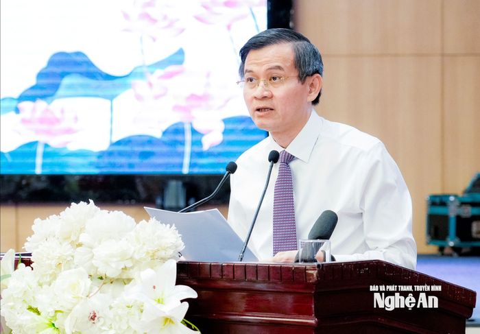 Đồng chí Đoàn Minh Huấn - Ủy viên Bộ Chính trị, Giám đốc Học viện Chính trị quốc gia Hồ Chí Minh phát biểu khai mạc và đề dẫn hội thảo. Ảnh: Phạm Bằng