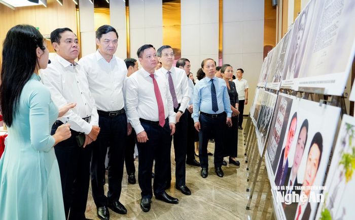Các đại biểu tham quan trưng bày chuyên đề về thân thế, sự nghiệp, cuộc đời hoạt động cách mạng, những cống hiến to lớn của đồng chí Hồ Tùng Mậu. Ảnh: Phạm Bằng