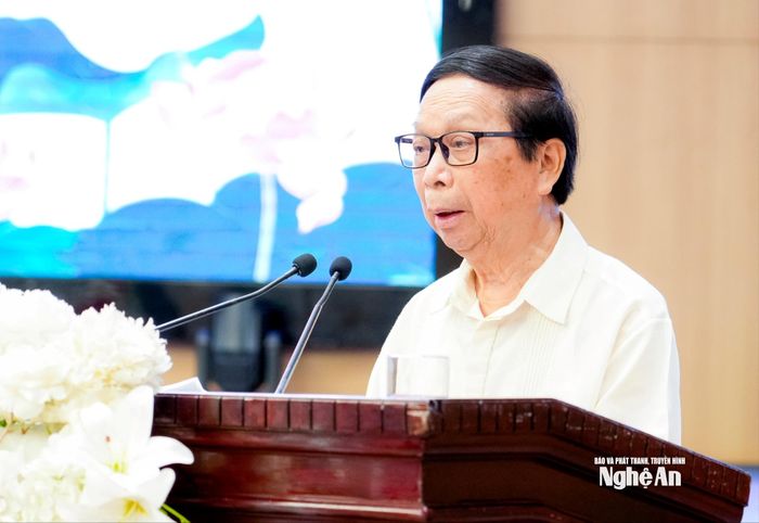 Ông Hồ Anh Dũng - cháu nội đồng chí Hồ Tùng Mậu trình bày tham luận tại hội thảo. Ảnh: Phạm Bằng