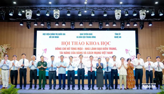 Các đại biểu tham gia dự thảo chụp ảnh lưu niệm. Ảnh: Phạm Bằng