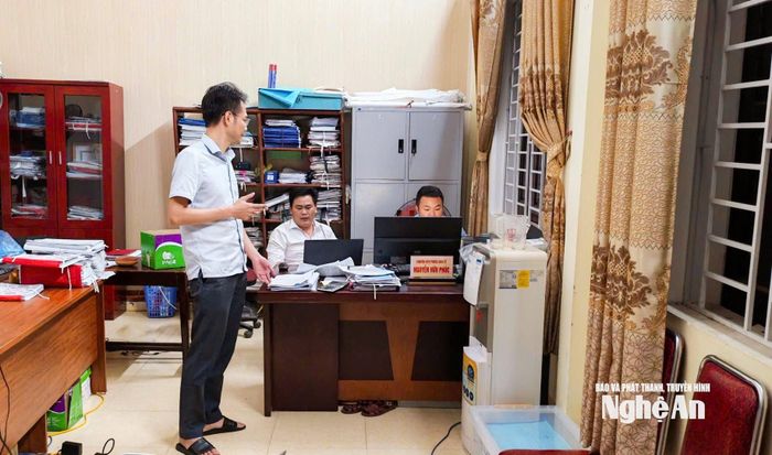 Cán bộ, công chức xã Kim Bảng lập phương án và áp giá bồi thường giải phóng mặt bằng vào buổi tối. Ảnh: Thành Duy