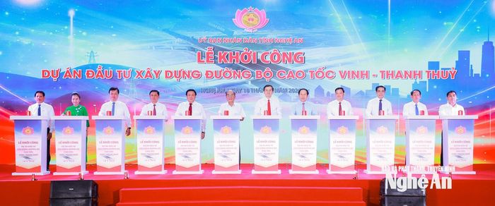 Các đồng chí lãnh đạo, nguyên lãnh đạo Đảng, Nhà nước, tỉnh Nghệ An bấm nút khởi công Dự án đầu tư xây dựng đường bộ cao tốc Vinh - Thanh Thủy ngày 18/5 vừa qua. Ảnh: Thành Duy
