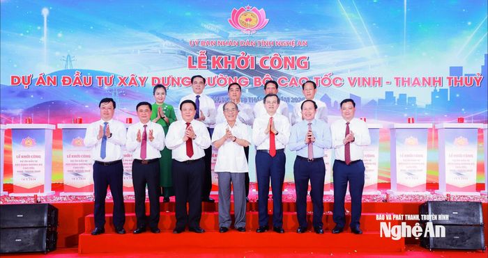 Các đồng chí lãnh đạo, nguyên lãnh đạo Đảng, Nhà nước, tỉnh Nghệ An chúc mừng khởi công Dự án đầu tư xây dựng đường bộ cao tốc Vinh - Thanh Thủy ngày 18/5 vừa qua. Ảnh: Thành Duy