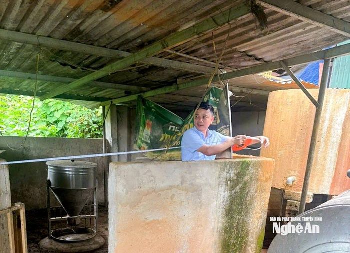 Cán bộ xã Kim Bảng tiến hành đo đạc diện tích bị ảnh hưởng của người dân. Ảnh: Thành Duy