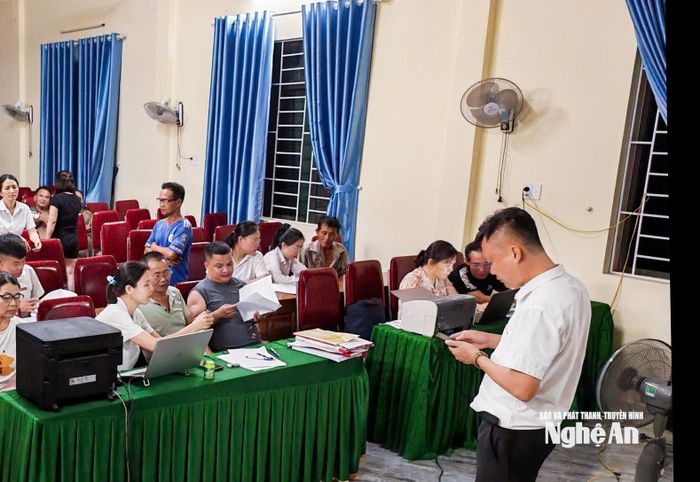 Cán bộ, công chức xã Kim Bảng và người dân thực hiện đối chiếu, rà soát để thực hiện công tác đền bù, giải phóng mặt bằng. Ảnh: Thành Duy