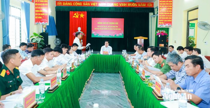 Quang cảnh cuộc làm việc của Chủ tịch UBND tỉnh Võ Trọng Hải và đoàn công tác của tỉnh với với Ban Thường vụ Đảng ủy xã Kim Bảng vào chiều 9/6. Ảnh: Thành Duy