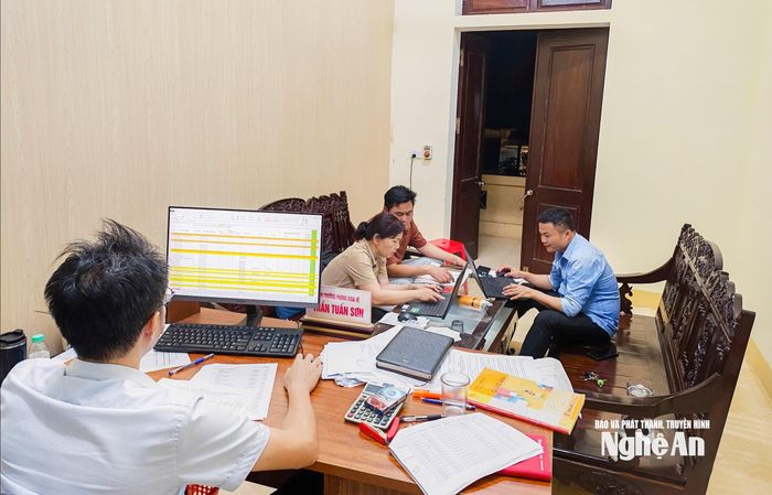 Cán bộ, công chức xã Kim Bảng tập trung xử lý giấy tờ, lập phương án và áp giá bồi thường giải phóng mặt bằng vào buổi tối. Ảnh: Thành Duy