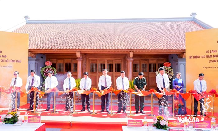 Lãnh đạo, nguyên lãnh đạo Đảng, Nhà nước, Quân khu 4, tỉnh Nghệ An cắt băng khánh thành Dự án Tu bổ, tôn tạo Di tích nhà thờ và mộ đồng chí Hồ Tùng Mậu. Ảnh: Phạm Bằng