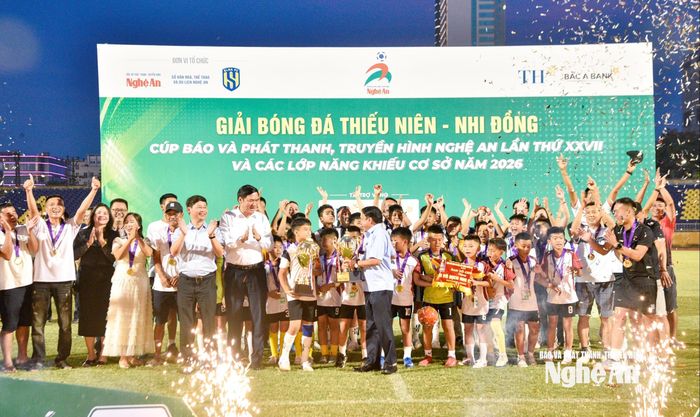 Các đồng chí lãnh đạo tỉnh trao cúp vô địch cho các đội bóng: Thiếu niên xã Tam Hợp và Nhi đồng phường Thành Vinh. Ảnh: Minh Quân