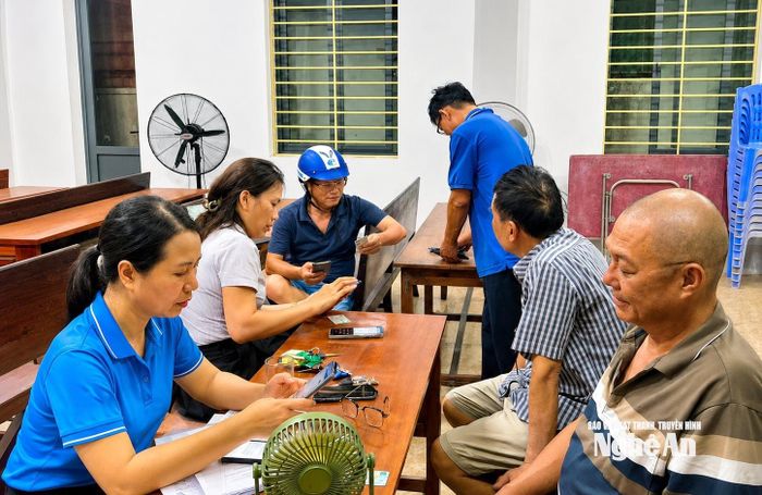 Nhân viên nhà mạng hỗ trợ người dân xác thực thông tin. Ảnh: Quang An