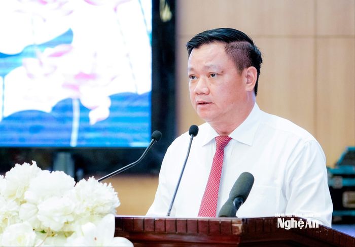 Đồng chí Nguyễn Khắc Thận - Ủy viên Trung ương Đảng, Bí thư Tỉnh ủy, Trưởng Đoàn ĐBQH tỉnh Nghệ An phát biểu chào mừng hội thảo. Ảnh: Phạm Bằng