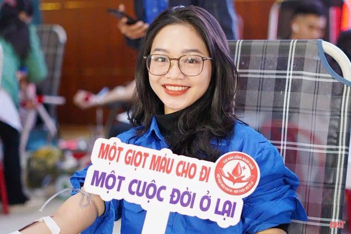 Thông điệp "Mỗi giọt máu cho đi - một cuộc đời ở lại" được gửi gắm thông qua hoạt động hiến máu tình nguyện.