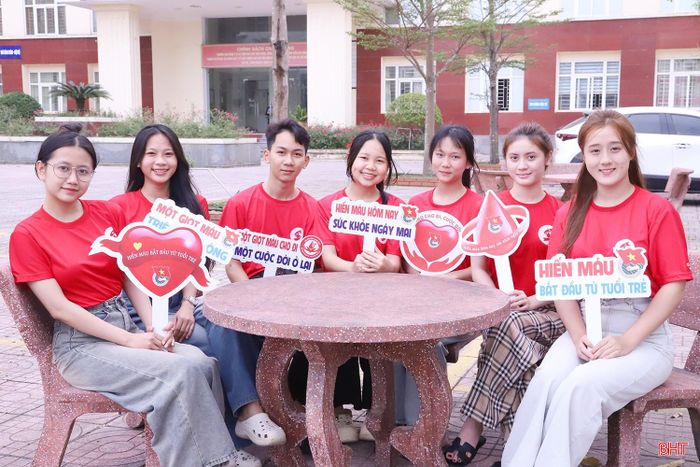  Phong trào hiến máu tình nguyện trong học đường lan tỏa sâu rộng và hiệu quả. Trong ảnh: Buổi sinh hoạt của CLB Hiến máu tình nguyện Trường Cao đẳng Y tế Hà Tĩnh. 