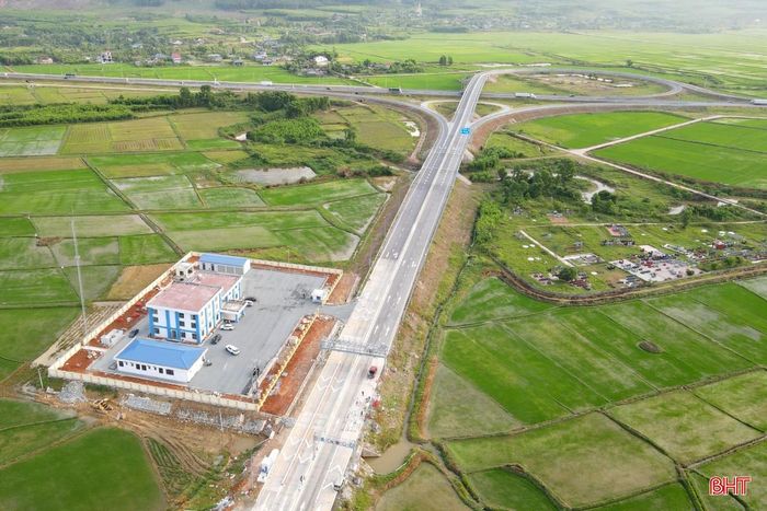 Trung tâm điều hành hệ thống giao thông thông minh trên tuyến cao tốc đoạn qua Hà Tĩnh được đặt tại nút giao Cẩm Quan ở xã Cẩm Xuyên.