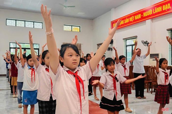 Ngay từ những ngày đầu hè, các cấp bộ đoàn, hội trên địa bàn tỉnh đã đồng loạt triển khai nhiều hoạt động phù hợp với điều kiện thực tiễn của từng địa phương, đơn vị. Nổi bật là các lớp dạy học miễn phí, ôn tập kiến thức cho học sinh; dạy bơi phòng, chống đuối nước cho thiếu nhi; tổ chức sinh hoạt hè tại khu dân cư; tập huấn kỹ năng, nghiệp vụ công tác đoàn - đội cho đội ngũ cán bộ đoàn và phụ trách thiếu nhi.