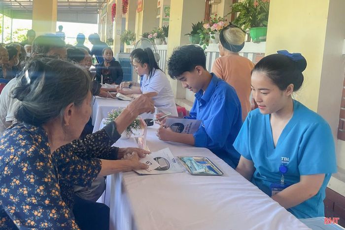 Với nhiều mô hình hay, cách làm hiệu quả, Chiến dịch thanh niên tình nguyện hè năm 2026 đang tạo sức lan tỏa tích cực tại các địa phương, đơn vị trên địa bàn tỉnh, qua đó khẳng định vai trò xung kích của tuổi trẻ Hà Tĩnh trong tham gia phát triển kinh tế - xã hội, xây dựng cộng đồng ngày càng văn minh, hiện đại. Trong ảnh: Tuổi trẻ xã Kỳ Hoa phối hợp với các đơn vị tổ chức khám, cấp phát thuốc cho 300 người dân là đối tượng chính sách, thương bệnh binh, người cao tuổi trên địa bàn xã. 