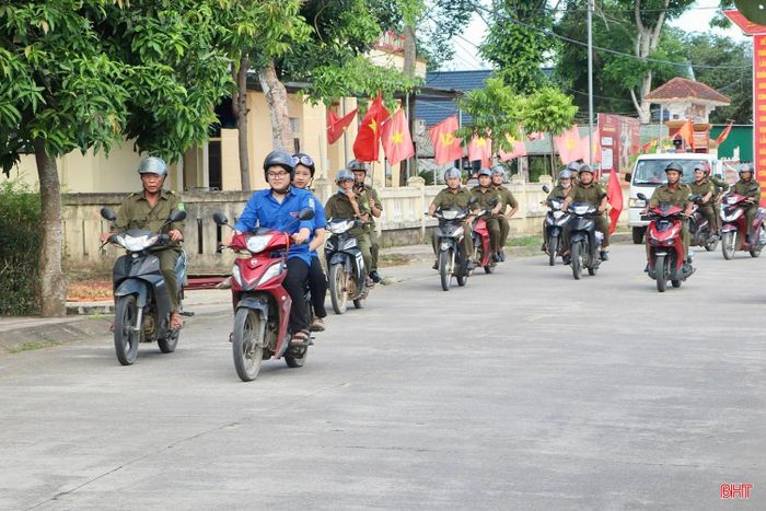  Bên cạnh đó, công tác tuyên truyền, phổ biến giáo dục pháp luật cho đoàn viên, thanh niên và học sinh cũng được quan tâm đẩy mạnh. Qua đó góp phần nâng cao nhận thức, ý thức chấp hành pháp luật, trang bị thêm kỹ năng sống và tạo môi trường sinh hoạt bổ ích, an toàn cho thanh thiếu nhi trong dịp hè. Trong ảnh: Đoàn xã Thượng Đức tham gia lễ ra quân hưởng ứng Tháng hành động phòng, chống ma túy và Ngày toàn dân phòng, chống ma túy. 