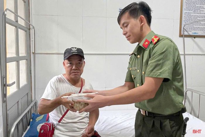  Các hoạt động tình nguyện hè không chỉ tạo môi trường rèn luyện cho đoàn viên, thanh niên mà còn khẳng định trách nhiệm của tuổi trẻ Hà Tĩnh với cộng đồng, góp phần lan tỏa tinh thần sẻ chia. Trong ảnh: Chi đoàn Công an xã Sơn Kim 2 phối hợp với Trung tâm Y tế Hương Sơn (cơ sở 2) tổ chức chương trình thiện nguyện phát 90 suất ăn sáng miễn phí cho bệnh nhân đang điều trị tại trung tâm. 