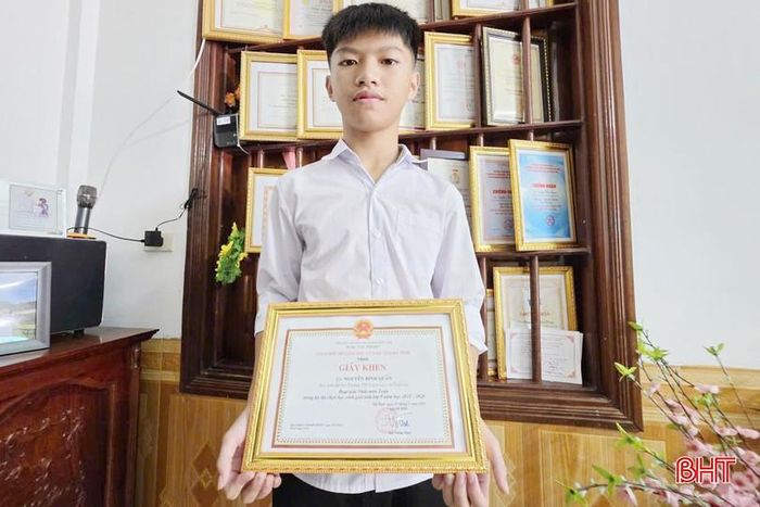 Em Nguyễn Đình Quân - học sinh lớp 8A (Trường THCS Sơn Lộc, xã Xuân Lộc) đạt giải nhất môn Toán lớp 9, Kỳ thi học sinh giỏi tỉnh năm học 2025-2026.