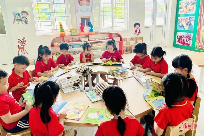 Các em nhỏ thích thú xem truyện tranh tại thư viện Trường Mầm non Xuân Lộc (5/2026).