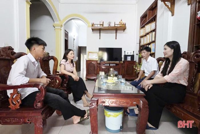  Chị Nguyễn Thị Thủy - công chức Phòng Văn hóa - Xã hội (UBND xã Xuân Lộc - bên phải) gặp gỡ, động viên em Nguyễn Đình Quân đạt giải nhất học sinh giỏi tỉnh môn Toán. 
