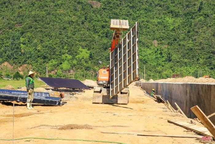Không khí thi công tại Dự án đầu tư xây dựng và kinh doanh hạ tầng KCN Gia Lách mở rộng.