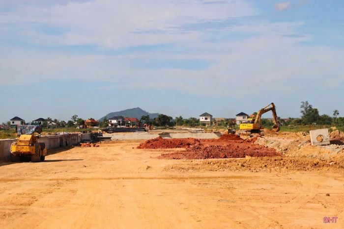 Trên công trường dự án đầu tư xây dựng và kinh doanh hạ tầng KCN Bắc Thạch Hà giai đoạn 1.