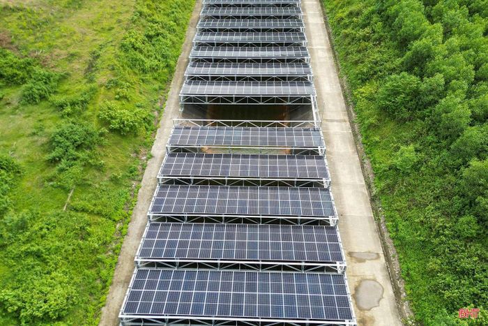 Theo đơn vị chủ đầu tư (Tổng Công ty Cơ điện Xây dựng - CTCP), dự án có công suất lắp đặt hơn 1.000 kWp, sản lượng điện thiết kế khoảng 1,26 triệu kWh mỗi năm và đã được đấu nối vào lưới điện 35 kV thông qua hệ thống trạm biến áp, đường dây đồng bộ, hiện đại.