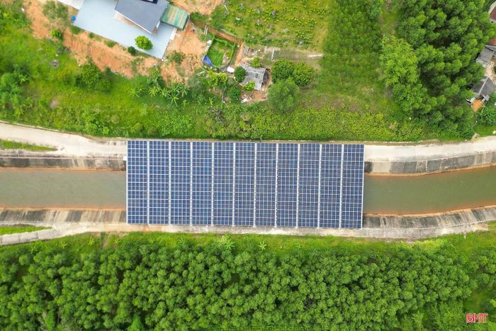 Không chỉ tạo ra nguồn năng lượng sạch, dự án thí điểm điện mặt trời trên kênh thủy lợi Ngàn Trươi còn mang lại nhiều lợi ích kinh tế và môi trường.