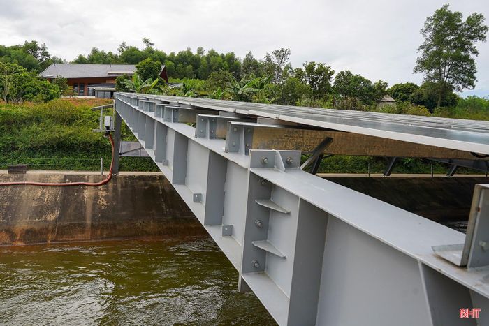 Những tấm pin quang điện được lắp đặt trên hệ thống khung thép và cọc khoan nhồi kiên cố, chạy dọc theo lòng kênh, vừa đảm bảo dòng chảy thông suốt, vừa tối ưu hóa khả năng hấp thụ bức xạ mặt trời.