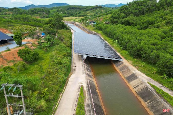 Đây là dự án điện mặt trời trên kênh thủy lợi đầu tiên được triển khai tại Việt Nam, mở ra hướng đi mới trong khai thác năng lượng tái tạo gắn với quản lý tài nguyên nước. Ông Lê Văn An - Chủ tịch HĐQT, Tổng Giám đốc Tổng Công ty Cơ điện Xây dựng - CTCP cho biết: "Hà Tĩnh được lựa chọn để triển khai dự án do nằm trong nhóm địa phương có chỉ số bức xạ mặt trời tương đối cao, tạo điều kiện thuận lợi cho việc phát triển điện năng lượng mặt trời. Kết quả đánh giá từ dự án thí điểm tại Hà Tĩnh cho thấy mô hình này có tính khả thi cao và hoàn toàn có cơ sở để nghiên cứu, nhân rộng trong thời gian tới".