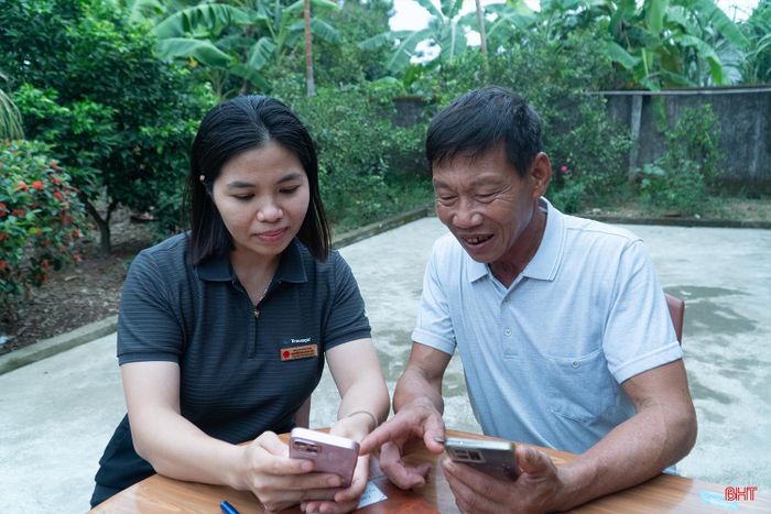 Ông Lê Hữu Kính - Bí thư Chi bộ thôn Vĩnh Trường được cán bộ Trung tâm Phục vụ hành chính công xã và thành viên Tổ chuyển đổi số cộng đồng xã Hương Xuân hướng dẫn sử dụng dịch vụ công trực tuyến.