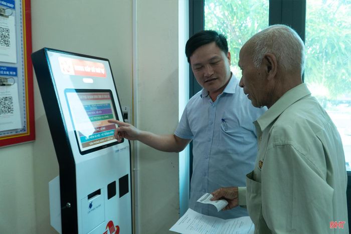 Từ hướng dẫn tại nhà đến làm thủ tục ở trung tâm phục vụ hành chính công, cán bộ cơ sở luôn sâu sát hỗ trợ người dân làm quen với công nghệ số.