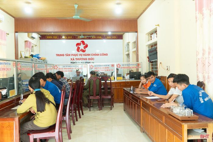 Không khí làm việc trách nhiệm và thân thiện tại Trung tâm Phục vụ hành chính công xã Thượng Đức.